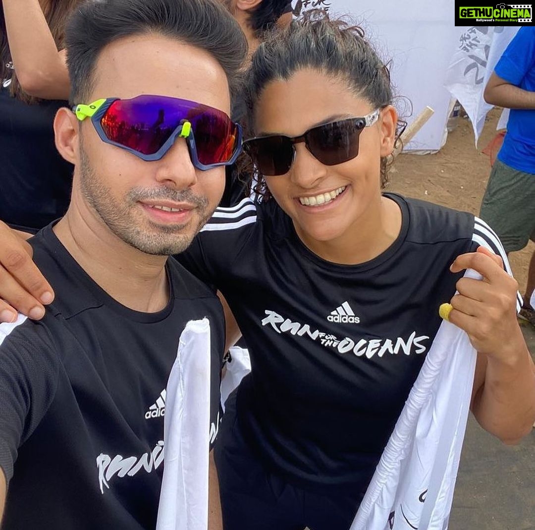 Saiyami Kher Instagram - My 4th year with @adidasindia and the forever inspiring @afrozshah_ for Run for the oceans! There is a marked difference because we have started cleaning much deeper inside. Still just the tip of the iceberg but always nice to notice results. Let’s be aware of the harm we are causing our planet, and try and change it. We found lots of plastic milk bags and chips and pan masala packets. Let’s be aware that when we cut milk bags from the corners and that reaches our ocean, the sand gets deposited in these bags and the skin down. Let’s try and reduce our plastic usage because as Afroz said this morning we need the oceans and the oceans need us. Let’s do our bit 🙏🏽 Thankyou to the whole team of @adidasindia @adidas @parley.tv for supporting this cause so religiously. @sunil3stripes @ssaltnpepperr and team well done. @arjunsaraswat you were missed! #runfortheoceans #adidas #parleyfortheoceans
