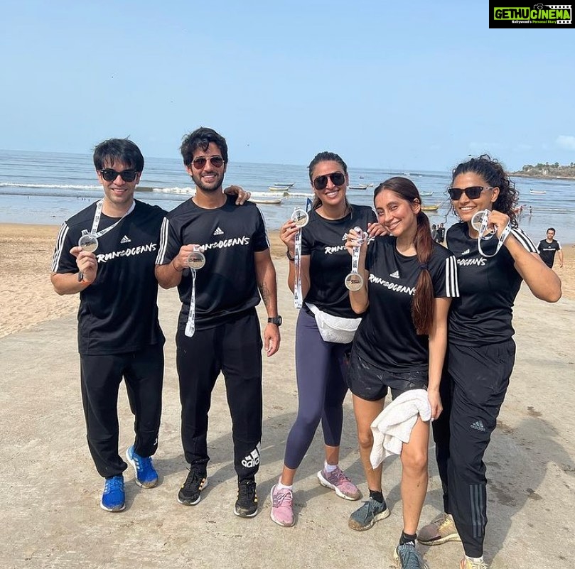 Saiyami Kher Instagram - My 4th year with @adidasindia and the forever inspiring @afrozshah_ for Run for the oceans! There is a marked difference because we have started cleaning much deeper inside. Still just the tip of the iceberg but always nice to notice results. Let’s be aware of the harm we are causing our planet, and try and change it. We found lots of plastic milk bags and chips and pan masala packets. Let’s be aware that when we cut milk bags from the corners and that reaches our ocean, the sand gets deposited in these bags and the skin down. Let’s try and reduce our plastic usage because as Afroz said this morning we need the oceans and the oceans need us. Let’s do our bit 🙏🏽 Thankyou to the whole team of @adidasindia @adidas @parley.tv for supporting this cause so religiously. @sunil3stripes @ssaltnpepperr and team well done. @arjunsaraswat you were missed! #runfortheoceans #adidas #parleyfortheoceans