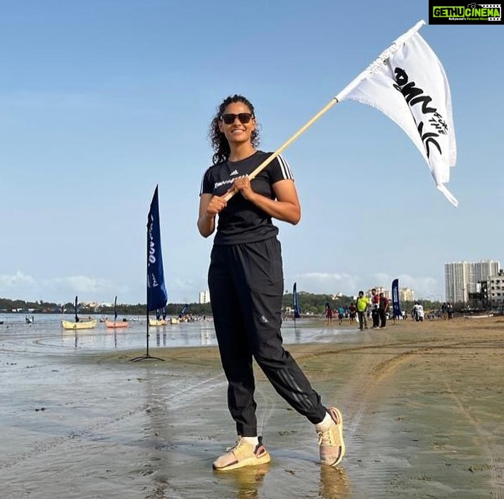 Saiyami Kher Instagram - My 4th year with @adidasindia and the forever inspiring @afrozshah_ for Run for the oceans! There is a marked difference because we have started cleaning much deeper inside. Still just the tip of the iceberg but always nice to notice results. Let’s be aware of the harm we are causing our planet, and try and change it. We found lots of plastic milk bags and chips and pan masala packets. Let’s be aware that when we cut milk bags from the corners and that reaches our ocean, the sand gets deposited in these bags and the skin down. Let’s try and reduce our plastic usage because as Afroz said this morning we need the oceans and the oceans need us. Let’s do our bit 🙏🏽 Thankyou to the whole team of @adidasindia @adidas @parley.tv for supporting this cause so religiously. @sunil3stripes @ssaltnpepperr and team well done. @arjunsaraswat you were missed! #runfortheoceans #adidas #parleyfortheoceans