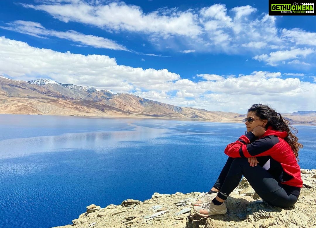 Saiyami Kher Instagram - ये वक़्त क्या है ये क्या है आख़िर कि जो मुसलसल गुज़र रहा है ये जब न गुज़रा था तब कहां था कहीं तो होगा गुज़र गया है तो अब कहां है कहीं तो होगा कहां से आया किधर गया है ये कब से कब तक का सिलसिला है ये वक़्त क्या है - जावेद अख़्तर @jaduakhtar ❤️ Tso Moriri