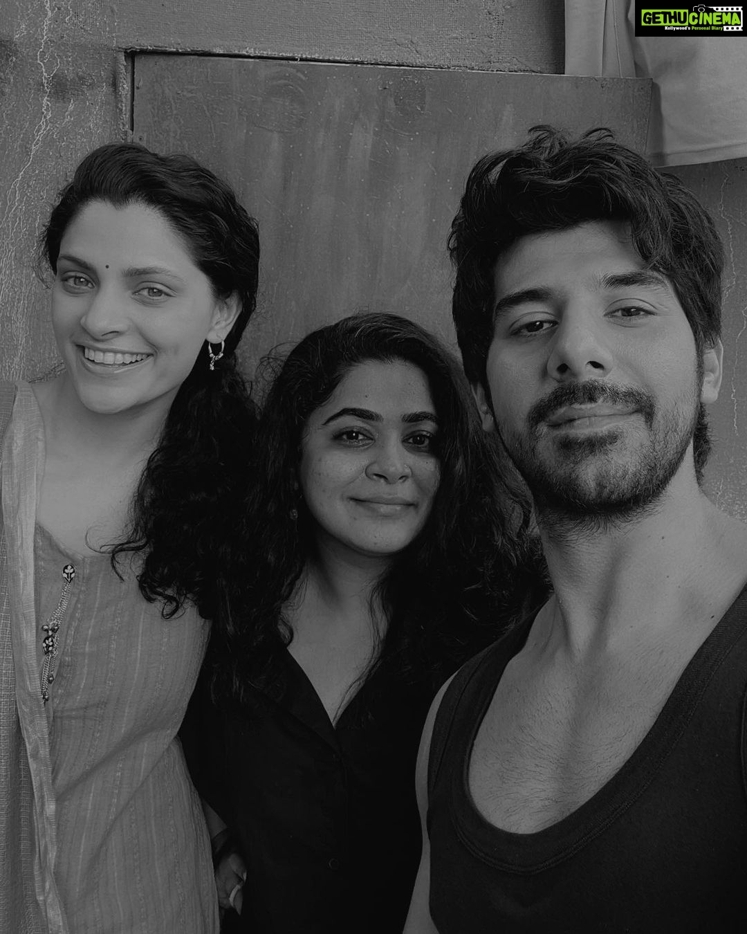 Saiyami Kher Instagram - Start of a new, special journey. You know they say what’s meant to be, will always find a way. Thats how I feel about this project. Collaborating with @ashwinyiyertiwari the Wonder Woman (who has done spectacular work with Nil Battey sannata, Bareli Ki Barfi and Panga) is an assurance that I’m in safe hands. She is someone who always has such strong female characters in all her projects. And I’m grateful that she has given me the responsibility to play Manjiri. I’m also very very excited to be working with @pavailgulati . He is a powerhouse performer and I will have lots to learn from him. Just one day of shoot but I know I have found a friend for life! Please wish us luck for this FAADU journey!
