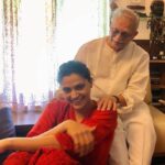 Saiyami Kher Instagram - He has won so many hearts with his words but when you interact with him you fall in love with him even more. One of the most humble and warm human beings I have ever met. His purity in life reflects in all his work that I love so much. He is a well of knowledge but every time you meet him he prefers to do the listening. He’s always curious and wanting to still learn. The minute you praise him he will quickly try to change the topic. He writes his songs, publishes his books, attends events, plays tennis.. does it all! His youth and zest for life will put any 20yr old to shame. Thanks to Mirzya I got to build an equation with him and this, I consider my biggest blessing. Happy 87th Gulzar saab ❤️