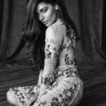 Saiyami Kher Instagram - Sitting back, thinking of planning a new shoot with @rahuljhangiani @loveleen_makeupandhair 🤭