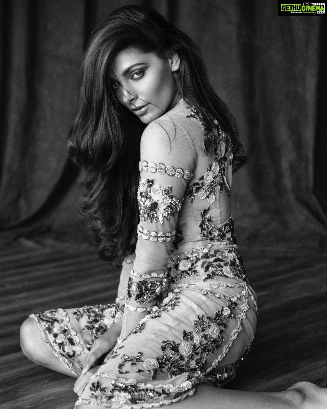 Saiyami Kher Instagram - Sitting back, thinking of planning a new shoot with @rahuljhangiani @loveleen_makeupandhair 🤭