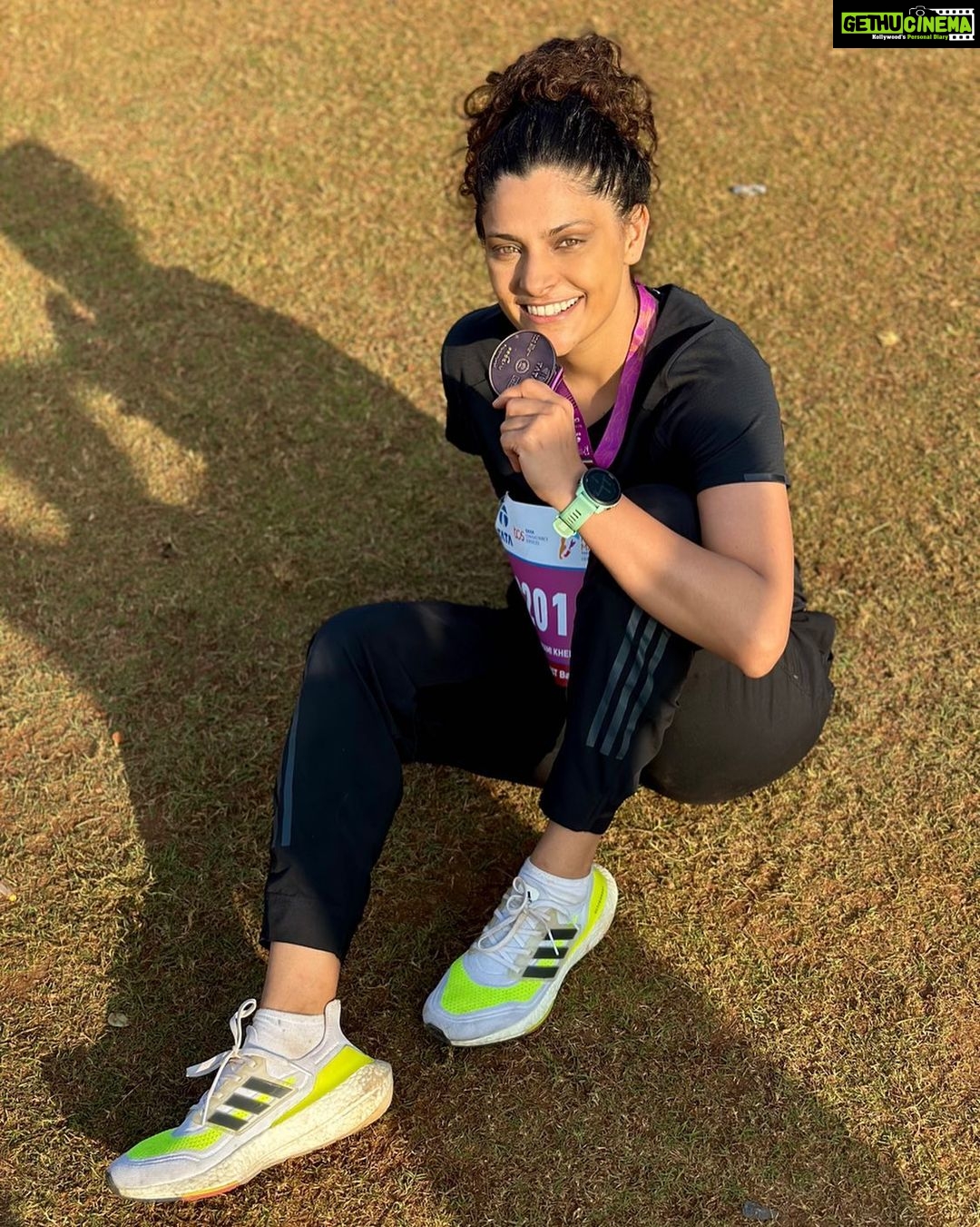 Saiyami Kher Instagram - 21kms ✅ The @tatamummarathon is back post covid and I had to be there to run it! The pandemic was a horrible time for all of us. The darkest 2 years for the entire world. Personally for me as well, the worst 2 years of my life. Last year ‘professionally’ I had the best year of my career. I shot for 5 projects back to back and it kept me going. It helped me deal with the loss, stress and anxiety which we all faced during covid. But it was never the same. I did not train all year and running was becoming a big struggle. I have never struggled to stay fit or run, so this years Mumbai marathon was very important for me. For me to believe in my self again. Being an actor one lives with a lot of insecurities. Just like any other profession I guess, one is seeking validation/ a promotion/ (for me my next project) from external people, which can get very exhausting. Way more exhausting that running a marathon! I run not only for physical fitness but more for my mental fitness. I find it therapeutic because it’s my time to clear my mind. Running gives me a sense of achievement that nothing else can. It teaches me to never give up! When I run it’s entirely my hard work or my will power that gets me past the finish line. You don’t need anyone’s validation. I try running away from my problems in life but running makes me realise the only way out, is in. For all those who don’t run & want tools to deal with life! I highly recommend starting slowly. See you’ll at the finish line next year ❤️