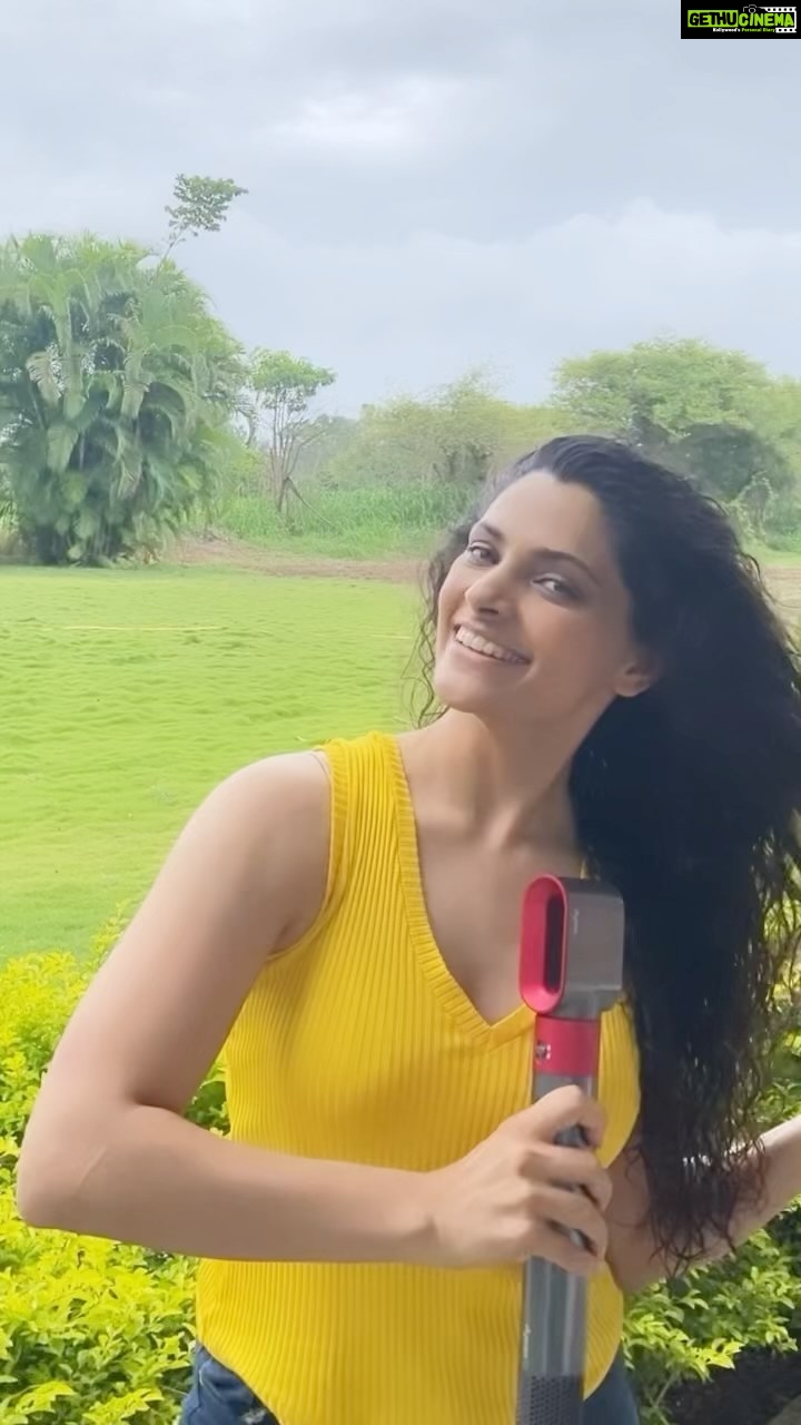 Saiyami Kher Instagram - My hair has never felt so good! Thanks to the @dyson Airwrap I managed to smoothen my crazy curls in a 6 mins, which usually takes like an hour. The Intelligent heat control technology didn’t make my hair feel any heat! I got carried away and tried other fun stuff with different tongs and curl attachments. I’m so glad I have this in my collection because it makes me feel like I have a salon at home! #GoodbyeExtremeHeat #DysonAirwrap #DysonIndia #DysonHairAtHome @dyson_india @dysonhair #ad #partnership