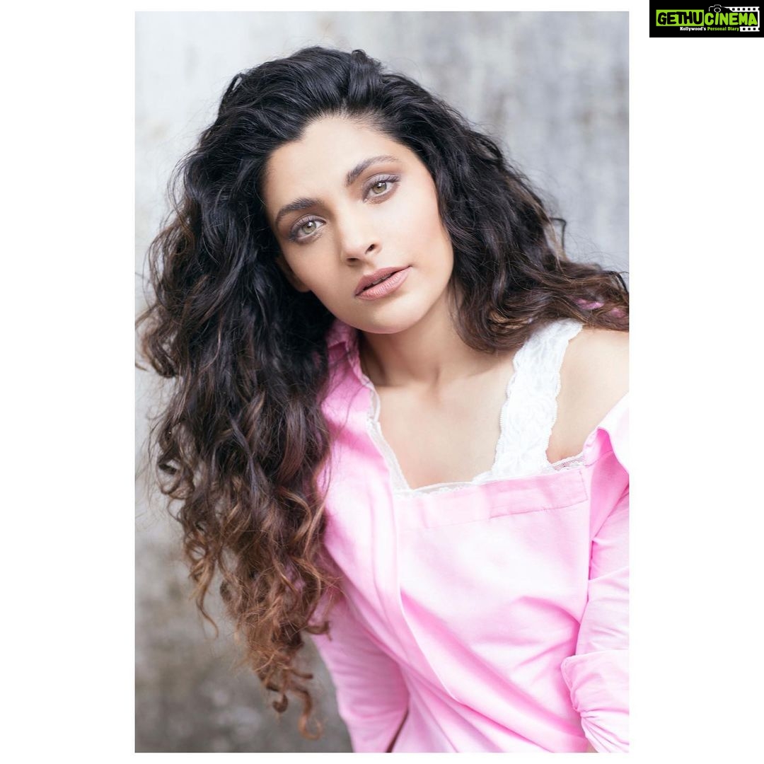 Saiyami Kher Instagram - When you wake up and realise the match is over before the 5th day. Then it dawns on you the next game is 7 days away! And Anderson is getting ready for the #PinkBallTest Shot by @kay_sukumar Styled by @shnoy09 Hmu @loveleen_makeupandhair @_misheeta Wearing @madison_onpeddar