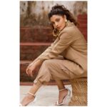 Saiyami Kher Instagram - The office series. Suited up day 2. 📷 @kay_sukumar 👔 @shnoy09 💄 @loveleen_makeupandhair @_misheeta Outfit @appapop earrings @azotiique
