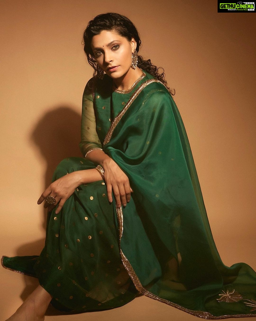 Saiyami Kher Instagram - Hara bhara kabab š« Shot by @shivamguptaphotography Outfit: @raw_mango Earrings: @sangeetaboochra @aquamarine_jewellery Ring: @silverstreakstore Footwear: @aprajitatoorofficial @elevate_promotions Styling : @shreejarajgopal Style team: @yeshadattani @dhwanii.jain HMU @hetviburman @pravin_madye