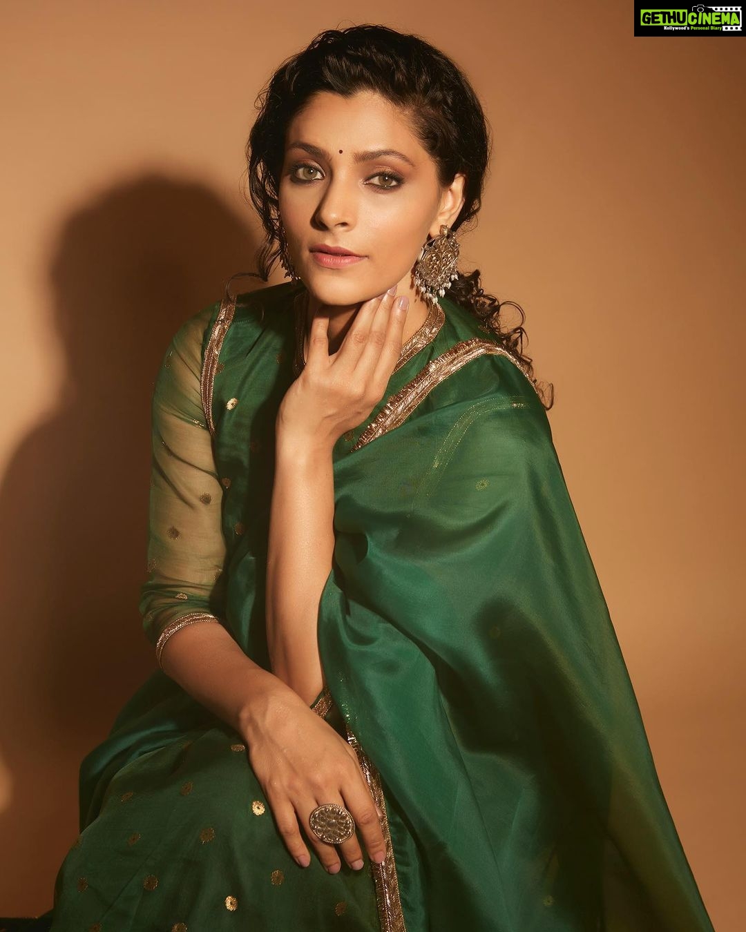 Saiyami Kher Instagram - Hara bhara kabab š« Shot by @shivamguptaphotography Outfit: @raw_mango Earrings: @sangeetaboochra @aquamarine_jewellery Ring: @silverstreakstore Footwear: @aprajitatoorofficial @elevate_promotions Styling : @shreejarajgopal Style team: @yeshadattani @dhwanii.jain HMU @hetviburman @pravin_madye