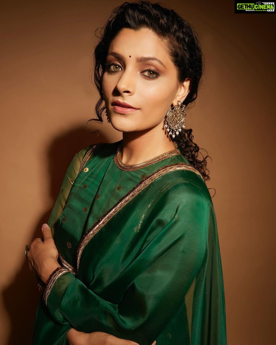 Saiyami Kher Instagram - Hara bhara kabab š« Shot by @shivamguptaphotography Outfit: @raw_mango Earrings: @sangeetaboochra @aquamarine_jewellery Ring: @silverstreakstore Footwear: @aprajitatoorofficial @elevate_promotions Styling : @shreejarajgopal Style team: @yeshadattani @dhwanii.jain HMU @hetviburman @pravin_madye