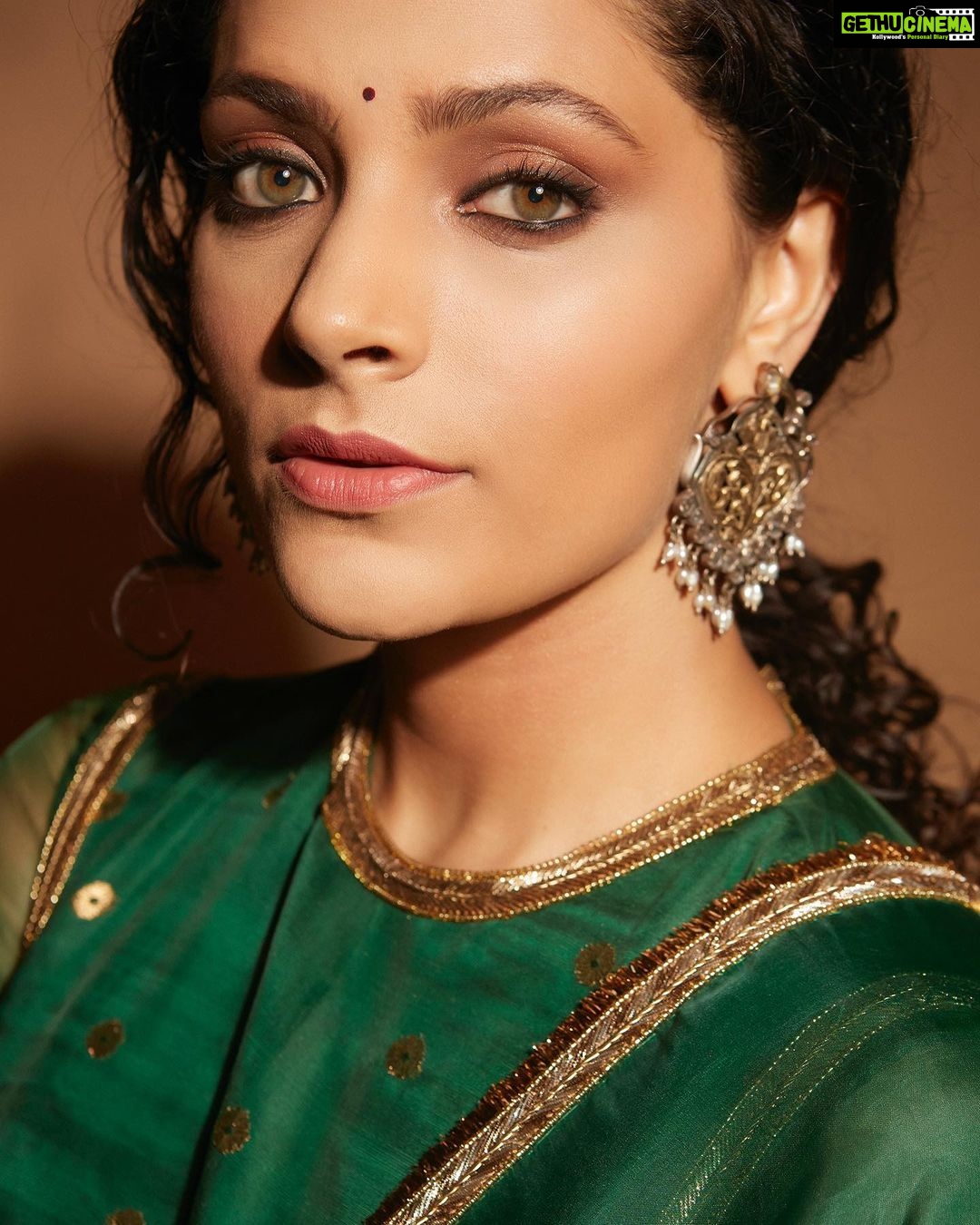 Saiyami Kher Instagram - Hara bhara kabab š« Shot by @shivamguptaphotography Outfit: @raw_mango Earrings: @sangeetaboochra @aquamarine_jewellery Ring: @silverstreakstore Footwear: @aprajitatoorofficial @elevate_promotions Styling : @shreejarajgopal Style team: @yeshadattani @dhwanii.jain HMU @hetviburman @pravin_madye