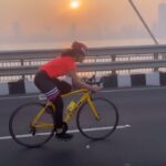 Saiyami Kher Instagram - My idea of a perfect Sunday. Cycling on empty roads with friends. Followed by a nice breakfast 🙌🏽 Thankyou @trekbikesindia @garminindia for making my ride at the @jiomumbaicyclothon more fun!