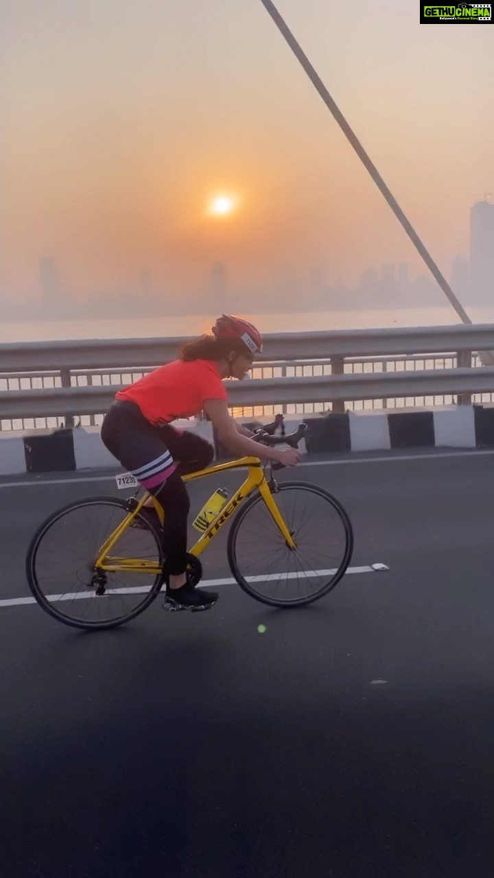 Saiyami Kher Instagram - My idea of a perfect Sunday. Cycling on empty roads with friends. Followed by a nice breakfast 🙌🏽 Thankyou @trekbikesindia @garminindia for making my ride at the @jiomumbaicyclothon more fun!