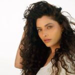 Saiyami Kher Instagram - I might be an introvert, but I love going bold with my hair. So, when @lorealpro_education_india hair pro @shinejanarthanan got me to try the French Balayage treatment, I was hooked. Watch me share some fond memories of growing up with curly hair with @vogueindia as my fellow curly girl Shine gives me a fresh new look for the summer. A nifty hair colouring technique that beautifully highlights my curls without being abrasive, the French Balayage technique gave me just the glow up I needed, that too with minimal aftercare! #frenchbalayageindia #lorealprofindia #ad