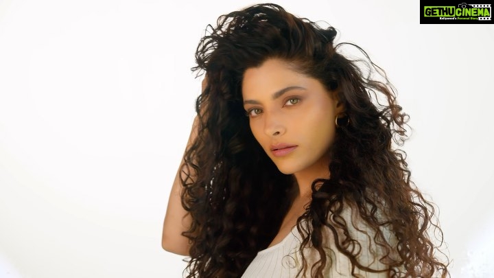 Saiyami Kher Instagram - I might be an introvert, but I love going bold with my hair. So, when @lorealpro_education_india hair pro @shinejanarthanan got me to try the French Balayage treatment, I was hooked. Watch me share some fond memories of growing up with curly hair with @vogueindia as my fellow curly girl Shine gives me a fresh new look for the summer. A nifty hair colouring technique that beautifully highlights my curls without being abrasive, the French Balayage technique gave me just the glow up I needed, that too with minimal aftercare! #frenchbalayageindia #lorealprofindia #ad