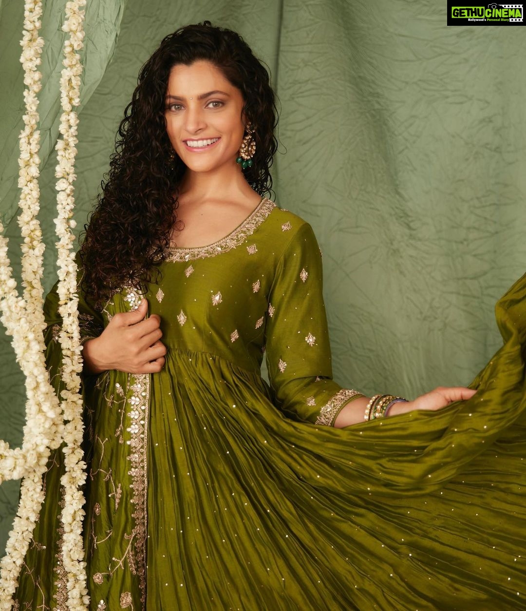 Saiyami Kher Instagram - Wishing everyone lots of happiness and good health. Happy Diwali! Outfit @punitbalanaofficial Jewellery @razwada.jewels Footwear @aprajitatoorofficial Styled by @shnoy09 HMU @divya.naik25 @pravin_madye Shot by @kadamajay