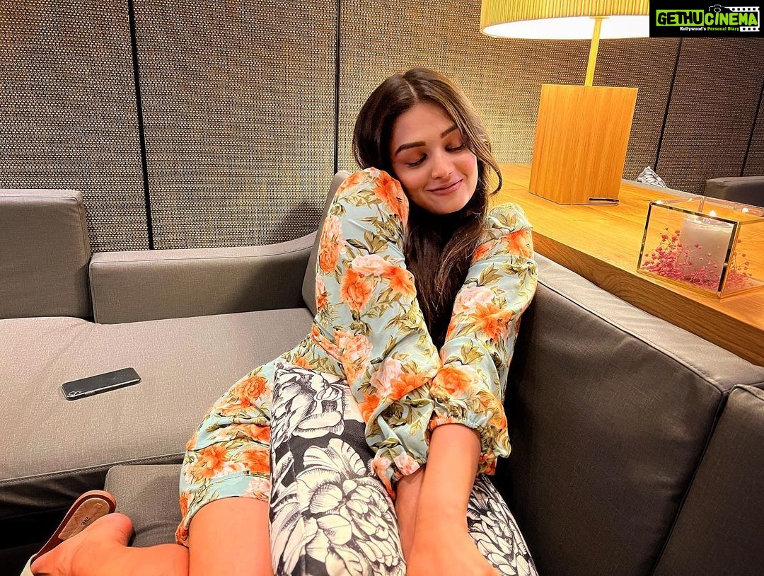 Samiksha Jaiswal Instagram - “Take a moment today and look at all the beautiful things you have. Life is a blessing.”🧡