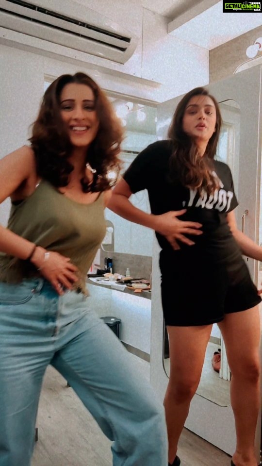 Samiksha Jaiswal Instagram - Night shoots are fun with @samikshajaiswal16 #vanitydancers
