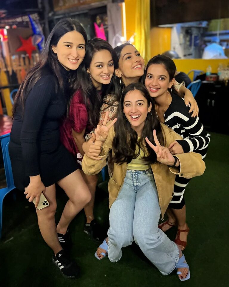 Samiksha Jaiswal Instagram - Dinner date with these adorable ladies! It was fun you guys! ❤️