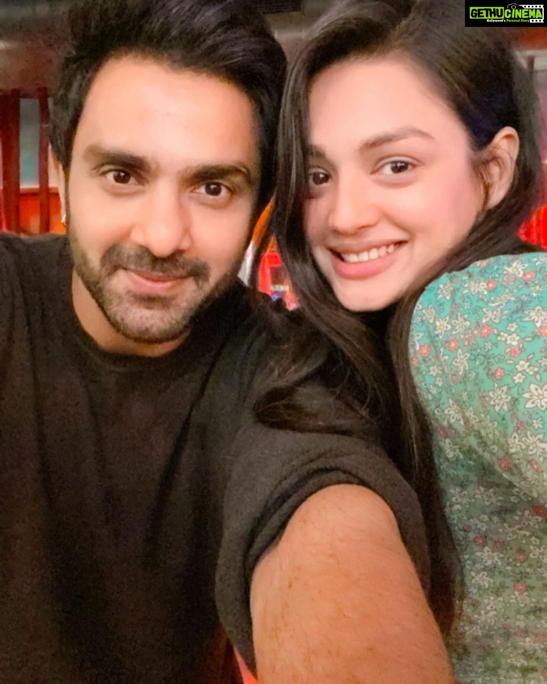 Samiksha Jaiswal Instagram - Mumbai mein aapka swagat haiπππππ€. . . .. #sunnysachdeva #samikshajaiswal #selfie #mandatory #zindagikimehak #zkm #mehek #mandhar #friendship #friendshipgoals #ting Mumbai, Maharashtra