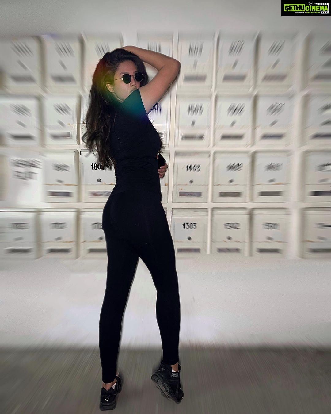 Samiksha Jaiswal Instagram - Carpe diem!✨ . . . . . . . . . . . . . . . . . . . . . . . #fitnessmotivation #samikshajaiswal #black #fitness #instagood #newyearsresolution