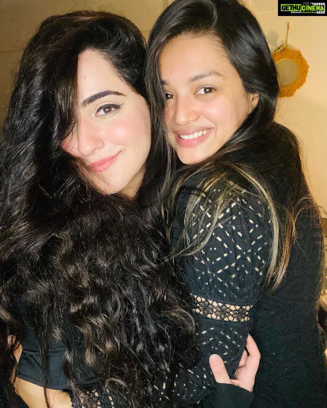 Samiksha Jaiswal Instagram - Friendship must be built on a solid foundation of alcohol, sarcasm, inappropriateness and shenanigans 😜 Also we’ll be best friends forever cuz you already know wayyy too much 😂❤️😜 Missed you sammyyyy ❤️ Mumbai, Maharashtra
