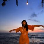 Samiksha Jaiswal Instagram - “Let’s go somewhere the sun kisses the ocean.” 🌊 #bali #ocean #orange #sky #sunset #beach