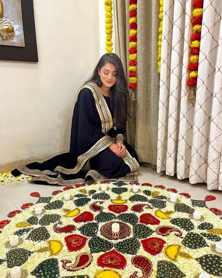 Samiksha Jaiswal Instagram - Happy Diwali 🪔 #diwali #diwalidecorations #family #rangoli #instalike