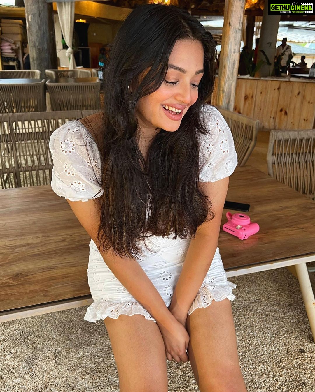 Samiksha Jaiswal Instagram - A private life with your favourite people is a happy life! 🤍 Goa