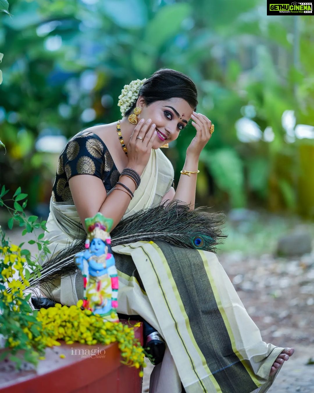 Samskruthy Shenoy Instagram - ഏവർക്കും എന്റെയും അഡോൺ ബ്രൈഡൽ ഹബ്ബിന്റെയും ഹൃദയം നിറഞ്ഞ വിഷു ആശംസകൾ 🙏🏻❤ Costume & jewellery - @adorn_perumbavoor Makeup - @aswathi_sasidharan__ Hairstyle - @sudheer_sufi Pc - @imagiophotography_official #vishu2023 #vishuwishes #krishnakrishna #kanikonna #mayilpeeli #adornperumbavoor #adornbridalhub Anjumana Devi Temple