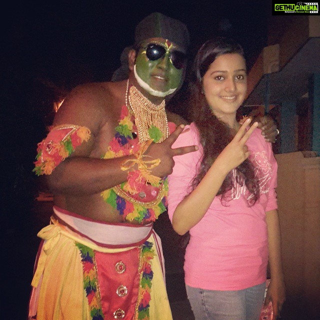Samskruthy Shenoy Instagram - #ottamthullal #brotherhood #vishal #chettayis #senior #fun #shoot #traditional #programmes #longtime #2014 #good #memories #missingit