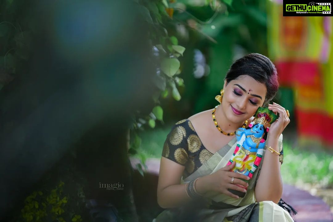 Samskruthy Shenoy Instagram - Happy Vishu β€ππ» Makeup - @aswathi_sasidharan__ @beleza_studio_academy Hairstyle - @sudheer_sufi Pc - @imagiophotography_official #imagiostories #imagiophotography #belezastudioacademy #samskruthyshenoy #vishu2023 #krishnakrishna