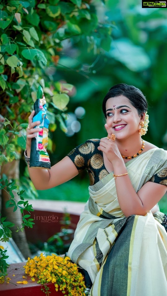 Samskruthy Shenoy Instagram - Chilambittodiva kanikanan ❤ #imagiostories #imagiophotography #vishu2023 #vishuphotoshoot PC - @imagiophotography_official Makeup - @aswathi_sasidharan__ @beleza_studio_academy Hairstyle - @sudheer_sufi Costume & jewellery - @adorn_perumbavoor