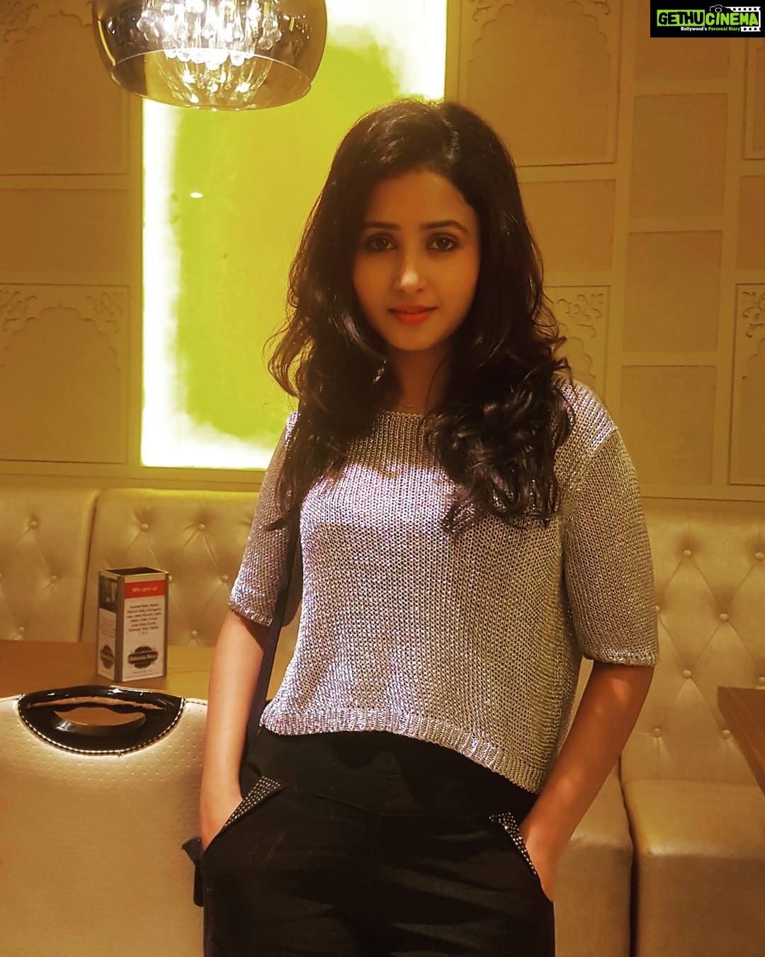 Sana Amin Sheikh Instagram - Dinner with #e24 entertaintment channel at #MaharajaBhogJuhu Silver Crochet Top Courtesy: @flyrobe Managed by @slashproductions Maharaja Bhog Juhu