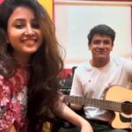 Sana Amin Sheikh Instagram - 90s ka one of the Most Romantic Songs .. hai na? Guitar पे humara अपना Musician RJ : @mirchijashank Vocals: @sanaaminsheikh 22।7।22 🌸 #MainKoiAisaGeetGaun #AgarTumKaho #YesBoss #ShahrukhKhan #JuhiChawla #JatinLalit #JavedAkhtar 🌸