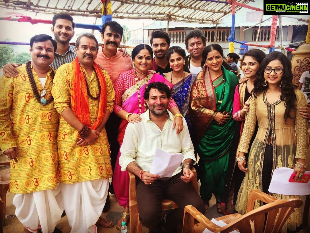 Sana Amin Sheikh Instagram - The Complete Main Cast.. with our director.. Some of them r missing here.. over the span of 9 months.. there have been many artists who joined us and left us.. thank u to all of them too..