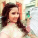 Sana Amin Sheikh Instagram - Reading one of my last episodes..