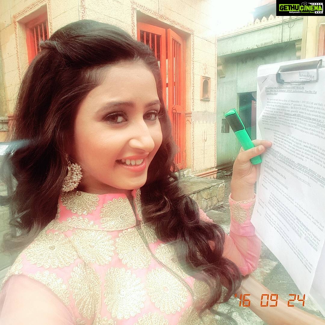 Sana Amin Sheikh Instagram - Reading one of my last episodes..