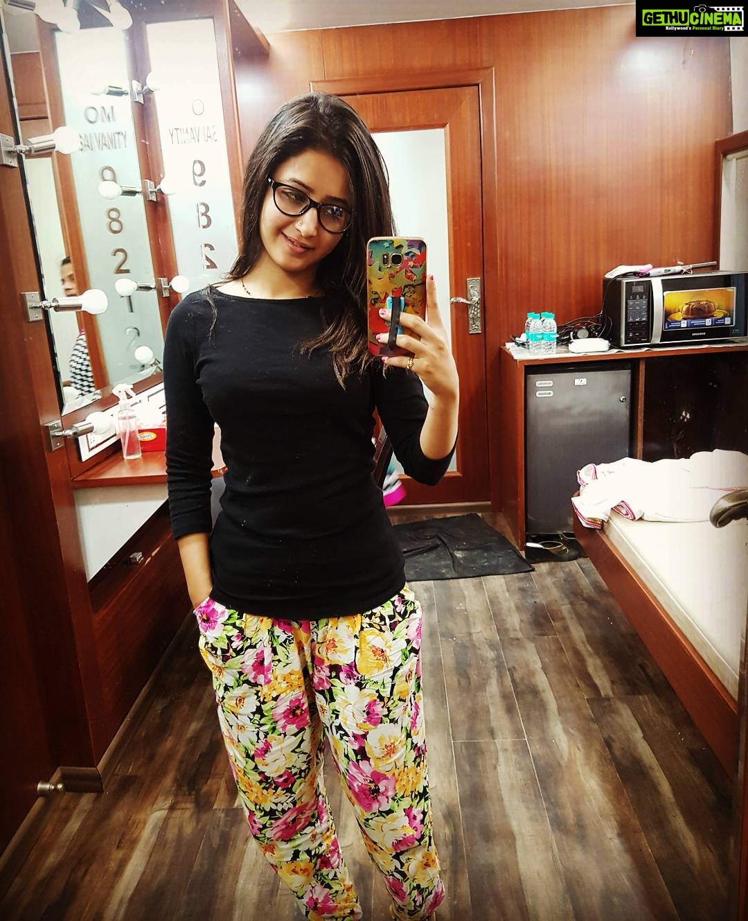 Sana Amin Sheikh Instagram - Early mornings.. be like.. ♡ #ShootMode #Krishnadasi #Aradhya