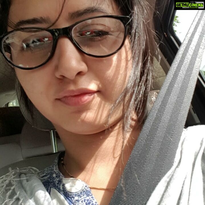 Sana Amin Sheikh Instagram - A song plays on radio and u feel u r in the video.. but then start lip syncing in a man's voice.. #NoFilter #NoMakeup #OnMyWayToShoot #MusicBoostsMeUp