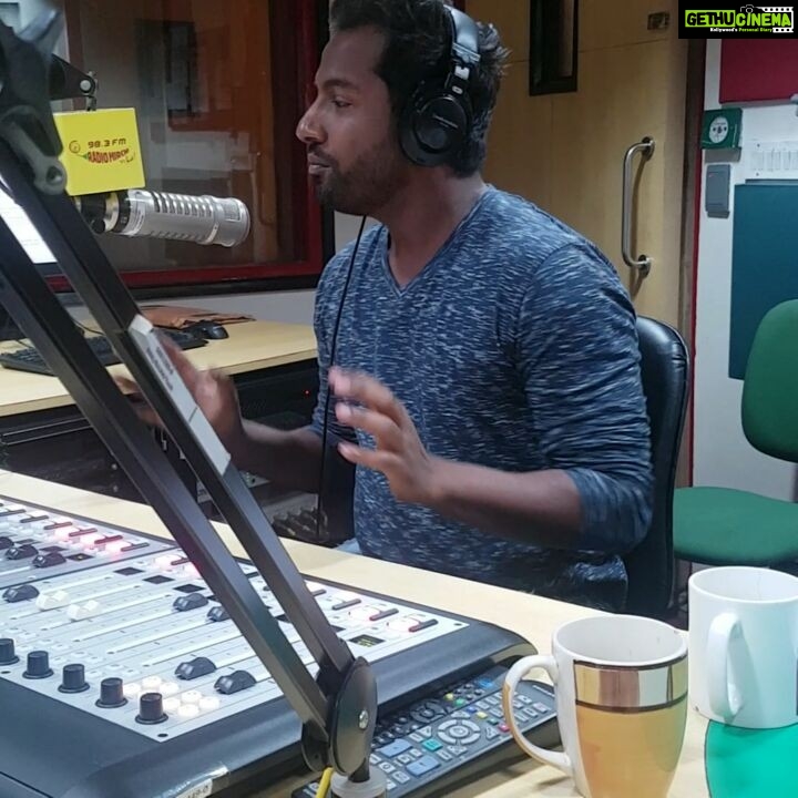 Sana Amin Sheikh Instagram - One of my favouritest RJs.. Suren.. this is what we did after yrs.. just now.. dragged me into his traffic update.. π #RadioMirchiMumbai #Suren #Sana 16.8.16 And guess what song he's dedicated to me.. ?