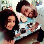 Sana Amin Sheikh Instagram - No no no.. (now promise this is the last cake for this yr) forgot to post this one.. how cud i forget.. this was a surprise from my bro Aamir on 10th at 12am on set.. He had work at 5 in the morning still he'd come.. woah.. 😆 #Cake number?? Pata nahi.. :p 😛 @aamirthekhan