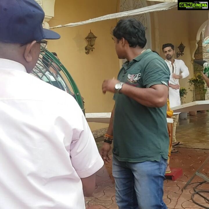 Sana Amin Sheikh Instagram - This is how romantic scenes look.. on screen depicts passion.. and there r 50 people around us.. not to miss the patla i am standing on.. #ComingUpScene