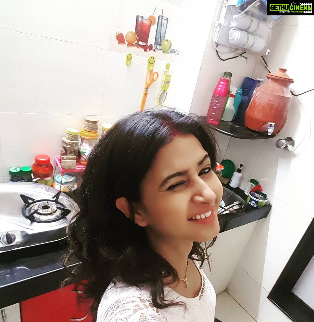 Sana Amin Sheikh Instagram - So, after pack up i decide to cook something.. before my husband packs up from his shoot.. & surprise him.. #AlooKiSabzi 1.6.16