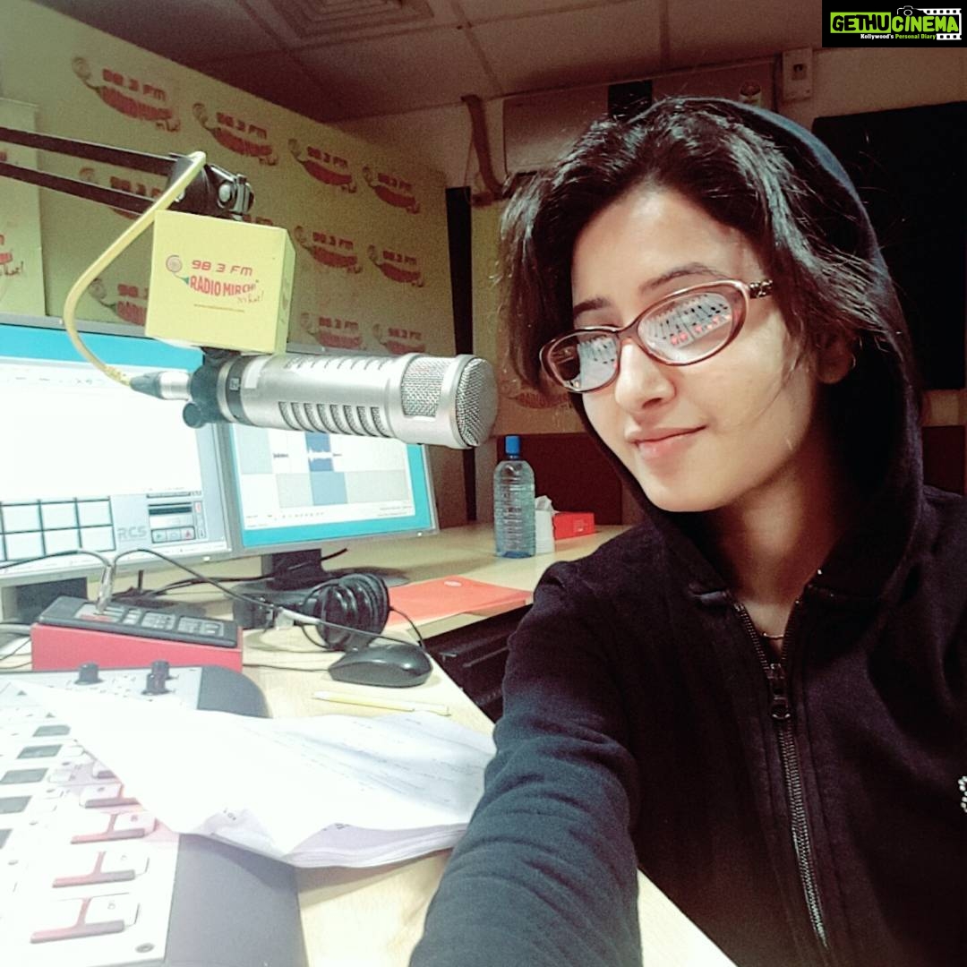 Sana Amin Sheikh Instagram - Sunday Show Recording time.. #RadioMirchiMumbai @mirchimumbai 24.4.16 Radio Mirchi 98.3 FM Studios. Parel