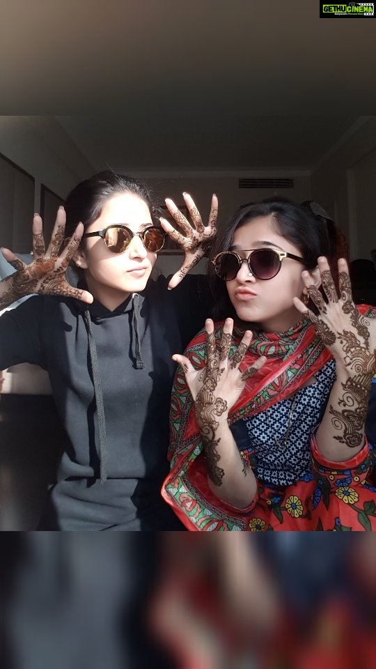 Sana Amin Sheikh Instagram - Happy Birthday my Li'l sister Sanober 💕 Kaunsi cheez kahaan se mili hai~ Looks :Parents Sur: Genes Strength: Haalaat Tarbiyat: Maa Qadr: Gurbat Pyar: Pyar 🥹🫶 #Alhumdolillah #MashaAllah