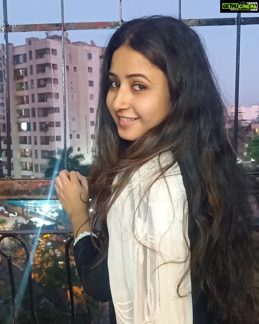 Sana Amin Sheikh Instagram - Chand Raat ko waqt hee kahan milta hai.. Duaaein, choodiyaan, jhumke, suit, dupatte, tayyariyon se fursat hee kahan.. Warna iraada toh mera bhi reel banane ka tha 🌙 21.4.2023 Eid ka Chand bohot Mubarak ho Doston 🌸 Allah humare roze-ibaaton ko Qubool kare, Aameen 🤲🥺 Alvida Juma! #ramzaan #alvidajuma #ramzaan2023 ##alvidamaheramzan #chand #chandmubarak #dua #eid2023 #alvidajumma #ramadan #ramadaan #ramzan #Beautiful 🤍