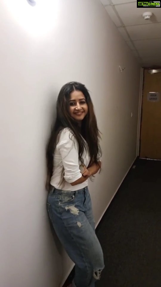 Sana Amin Sheikh Instagram - Aankhon mein base ho tum ! 90s ka gaana.. Reels from the Radio Station ❤️ April 2022 @mirchi90s #Radio #RadioMirchi #RJ #RadioPresenter #FirstJob #AwesomeTeam #TeamWork #LoveForRadio #sunilshetty #sonalibendre #aankhonmeinbasehotum #loveforMusic #lovefor90s #90sbollywood #anumallik #mayagovind #Takkar #1995