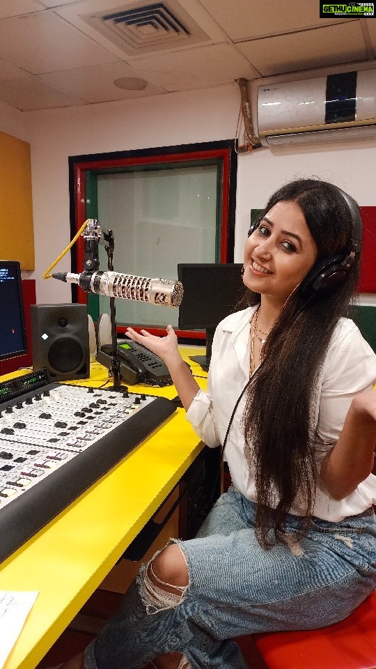 Sana Amin Sheikh Instagram - Arz hai... Kuch majnoo bane kuch ranjhaa bane... Kuch romeo kuch farhaad hue... Is rang roop ki chaahat mein Jaane kitne barbaad hue... Yeh (woh) dekho.. πππ Ishq toh sirf 90s se.. Mirchi 90s par.. π Hai na.. @mirchi90s #Bollywood #90s #RadioMirchi #ishq #baawri #AamirKhan #sonalibendre #sarfarosh #jatinlalit #alkayagnik #sameer #isdeewaneladkeko #RJsana #radiojockey #radiopresenter #Ishq β